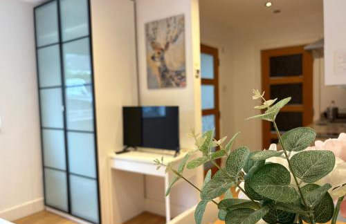 Stunning Studio1, Banstead with free off st parking - Foto 7