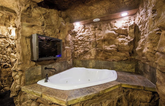 Eureka Springs Treehouses, Hobbit Caves & Castles - Photo 13