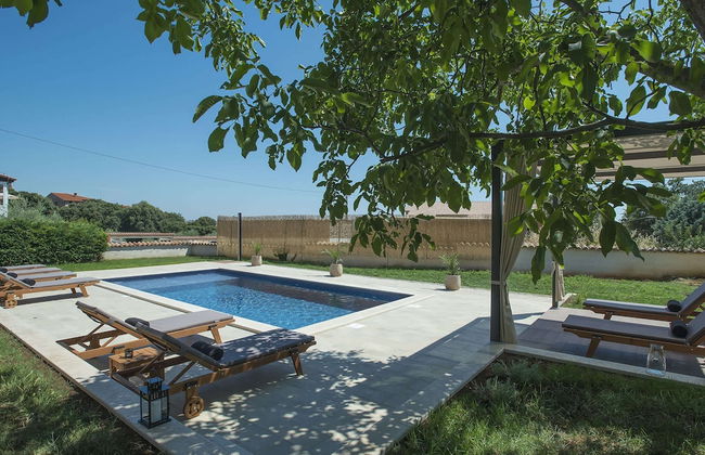 Villa in Peroj With Private Pool & Near Beach - Foto 1