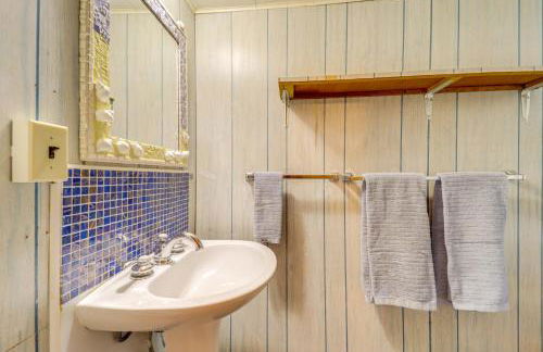 Waterfront Alanson Cottage with Dock and Lake Access! - Foto 16