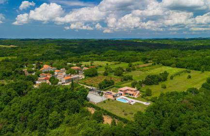 Beautiful Villa Village with tennis court in Tinj - Photo 52