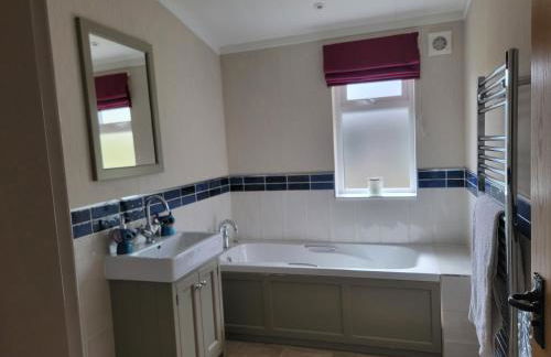 Luxury 2-Bed Lodge in Routh Sleeps 4 with Hot Tub - Foto 40