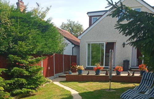 Central to town, 4 bedrooms, sleeps 8, parking for 4 plus cars - Foto 1