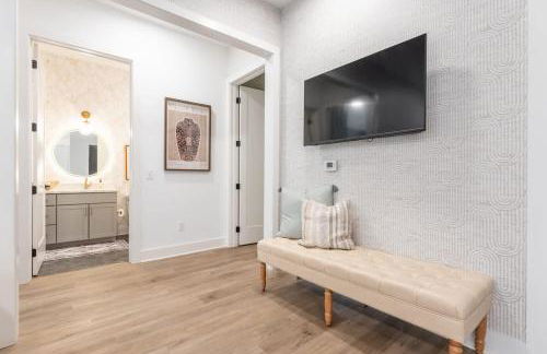 Here You Come Again by Stay Local Nashville - Foto 19