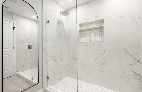 Elegant Retreat Near Downtown and Beach - Photo 10
