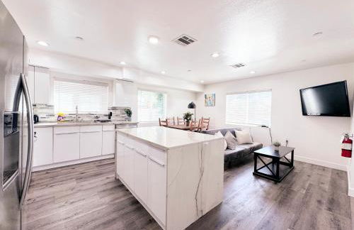 Cozy 3 BR Townhouse with Balcony - Photo 12