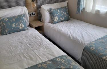luxury new 3 bed caravan with stunning sea view on private beach in Thorness bay - Foto 15