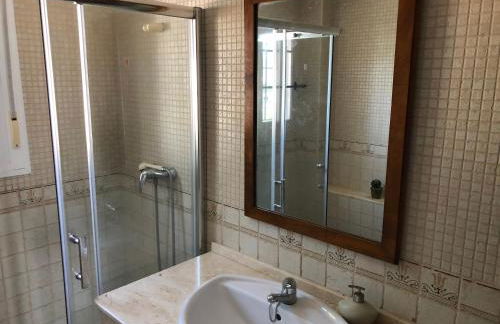 Moderno y amplio chalet, con piscina privada - Foto 53