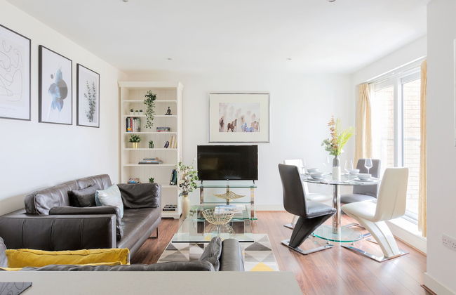 Sophisticated 2 Bed Flat with Balcony in Acton - Foto 1