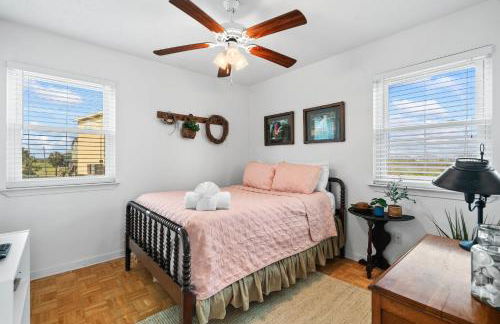 Seaside Sunrise: A Peaceful Escape by the Ocean - Photo 12