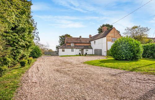 3 Bedroom Country Cottage with Private Garden - Photo 18
