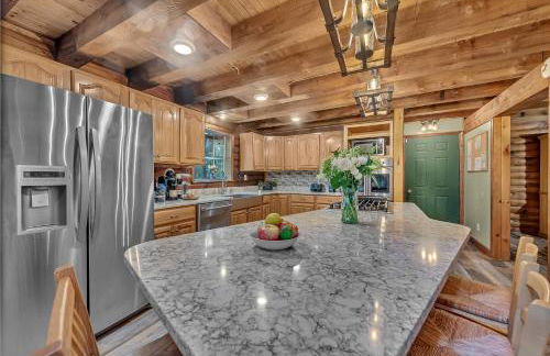 Secluded Log Cabin with Hot Tub Fire Pit Game Room - Foto 49