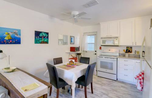 Fenced Yard and Grill Orville Cottage Near Trails! - Foto 2