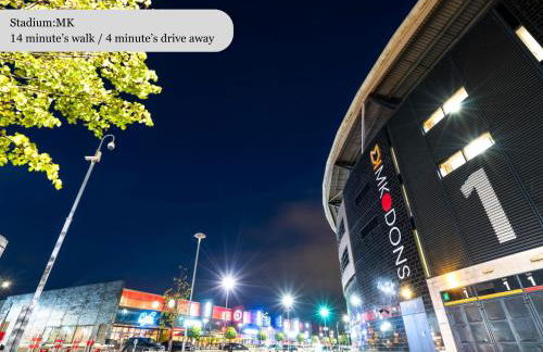 Upscale 3 Bedroom 3 Bathroom Detached House - Central Location - Free Driveway Parking, 75'' Smart TV, Fast WiFi and Snug Room by Yoko Property - Foto 25