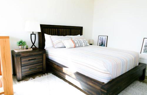 LUX Modern Chalet, Pool & Hot Tub, 10 Mins to the Mountain & Incredible Views - Photo 11