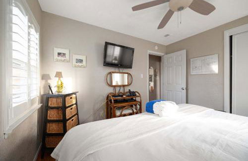 Walk to the Beach Private Backyard and Fire Pit - Foto 24