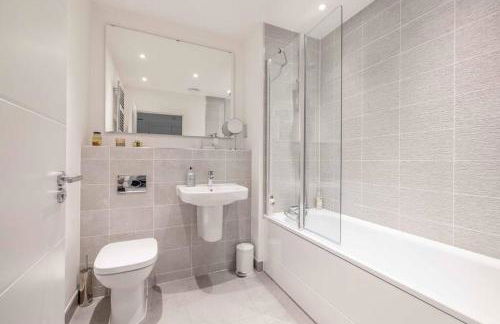 STYLISH HOME - VIRGINIA WATER LAKE & FREE PARKING - By Tempstay - Foto 13