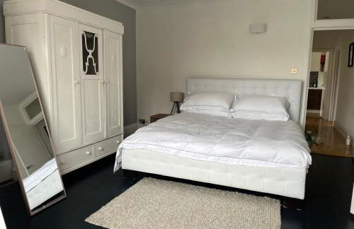 The Clock Tower Apartment - Spacious, Modern, 2 Bedroom Apartment , Southsea with Free parking - sleeps 4 - Photo 2