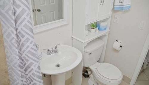 Prime Location Gateway with Pool & Patios, Near Beaches, Groceries and Restaurants - Foto 2, Shower