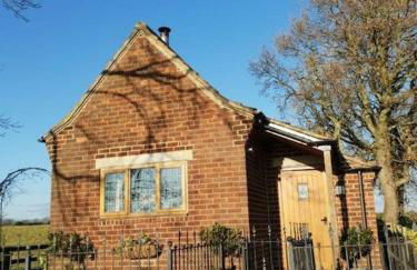 The Old Telephone Exchange - surrounded by fields! - Photo 1