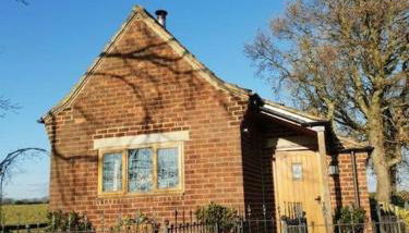 The Old Telephone Exchange - surrounded by fields! - Photo 1