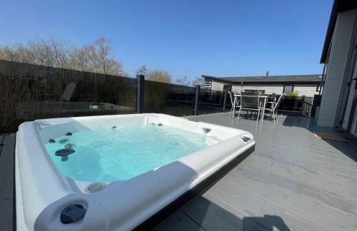 Indulgence Lakeside Lodge i3 with hot tub, private fishing peg situated at Tattershall Lakes Country Park - Foto 18