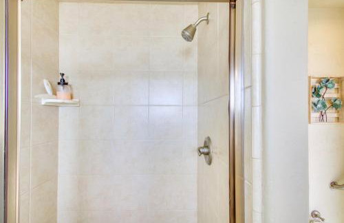 Quiet Waterfront Escape with Hot Tub and Beach Access! - Foto 15