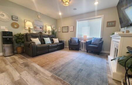 Stunning Lake Home w arcade and huge deck - Foto 43