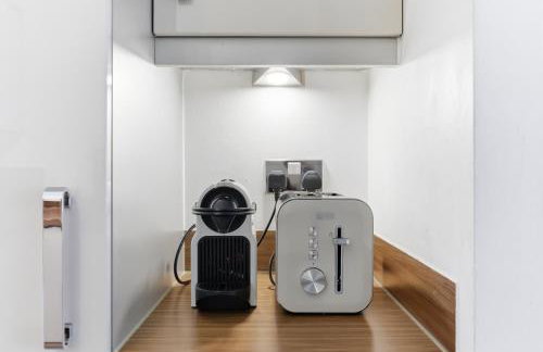 Sleek Apartment with Balcony - City Centre - Free Parking, Fast WiFi and 55'' Smart TV by Yoko Property - Foto 15