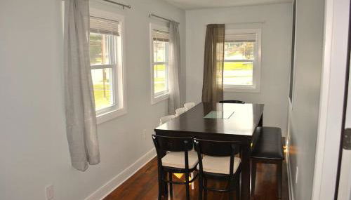 Stylish 4-Bedroom Full House. Plenty of Parking! - Foto 5