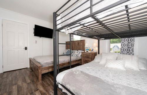 Firepit Games Grill Hot Tub Arcade & King Bed - Photo 11