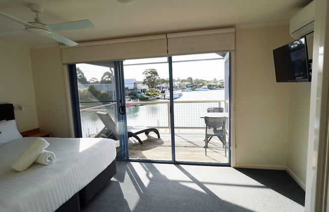 Captains Cove Resort - Waterfront Apartment - Photo 4