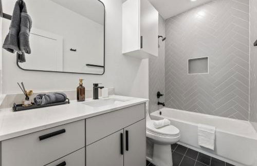 Brand New 3BR 2 5BA Home with Hot Tub - Photo 29