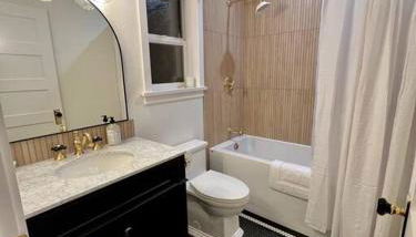 Custom Built Cottage in Downtown with Pool - Foto 2, towels, Shower