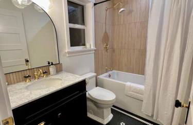 Custom Built Cottage in Downtown with Pool - Foto 2