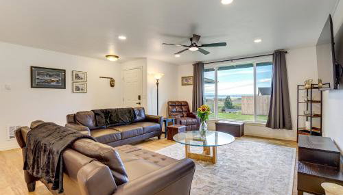 Water Views and Hot Tub Kims Kastle in Stanwood! - Foto 2