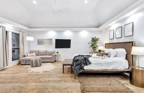 Lakefront Luxe 6BR 4B Home with Pool & Hot Tub - Foto 14