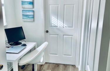 Coastal Condo with pool, minutes from beach - Foto 10