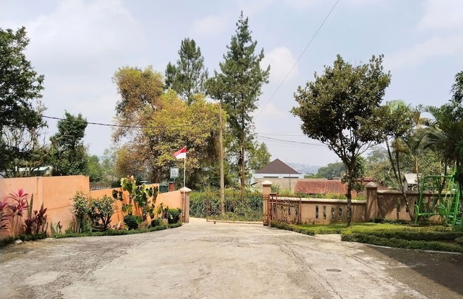 Villa Yustisia Curug 7 Cilember - Foto 59