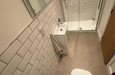 The Hayloft, Modern 4 Bed, 8 person, Barn Conversion in a Rural Location with Great Access & Hot Tub - Foto 33