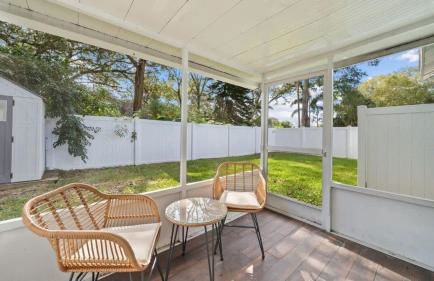 Comfy Modern Farmhouse Cottage w/ Private Patio! - Foto 5