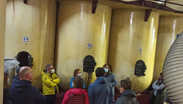 Visita a la bodega Cristo del Humilladero - Foto 2, Contemplando las enormes tinajas de la bodega