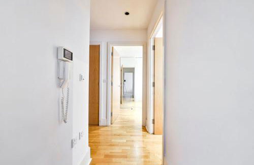 Bright Riverside 2 Bed Haven with Balcony - Modern Comfort in Battersea - Foto 24