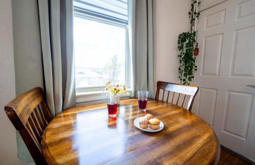 Bloom and Relax Historic 1BR in Downtown - Foto 35