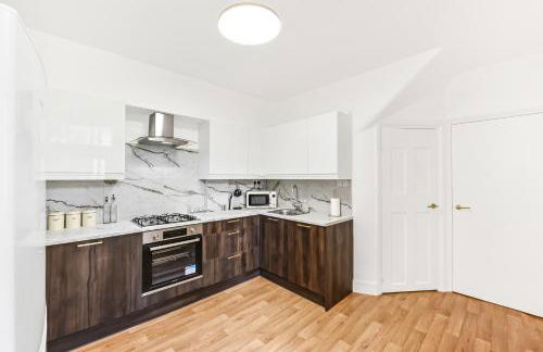 Spacious 4BR Home with Garden Close to Transport - Foto 4