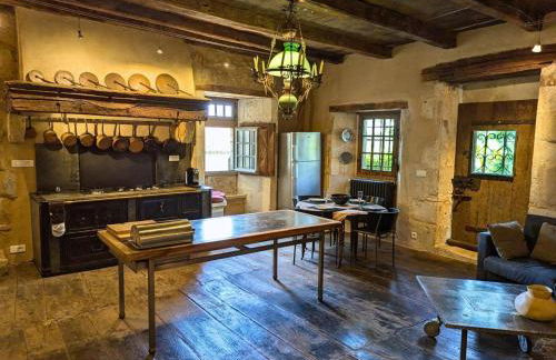 Prieuré du XVème restauré, jardin clos de 2000 m², piscine, cheminée, WiFi fibre, proche église - FR-1-653-219 - Foto 27