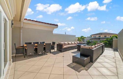 Lux Home with Rooftop & Elevator 2mi to Beach - Foto 3