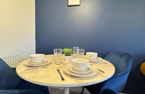 Stylish 2 Bedroom Home Near Lake with Free Parking & Garden - Photo 13