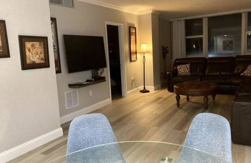 Oceanview on SAND located in Ocean Manor Resort Fort Lauderdale Beach 2 bed 2 bath spacious corner unit partial ocean view - Foto 12