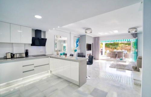 Marbella Luxury Home with Games Room & Sea Views - Photo 8